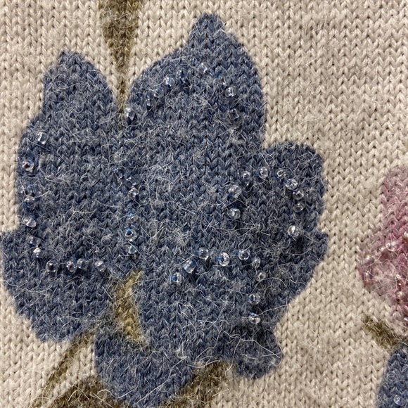 Alfred Dunner Floral print sweater.   Wash and wear.   Tiny beads on front - Picture 2 of 5